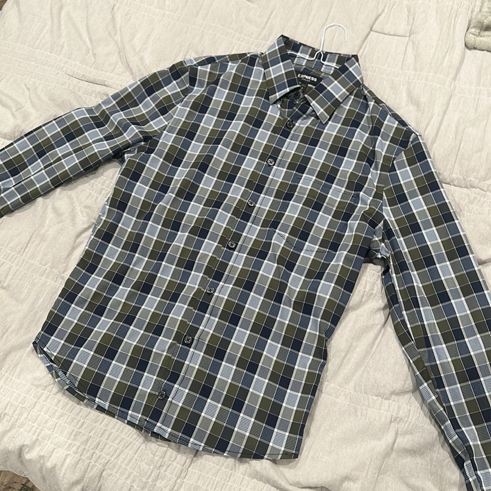 Express performance wrinkle resistant shirt. Medium extra slim. New